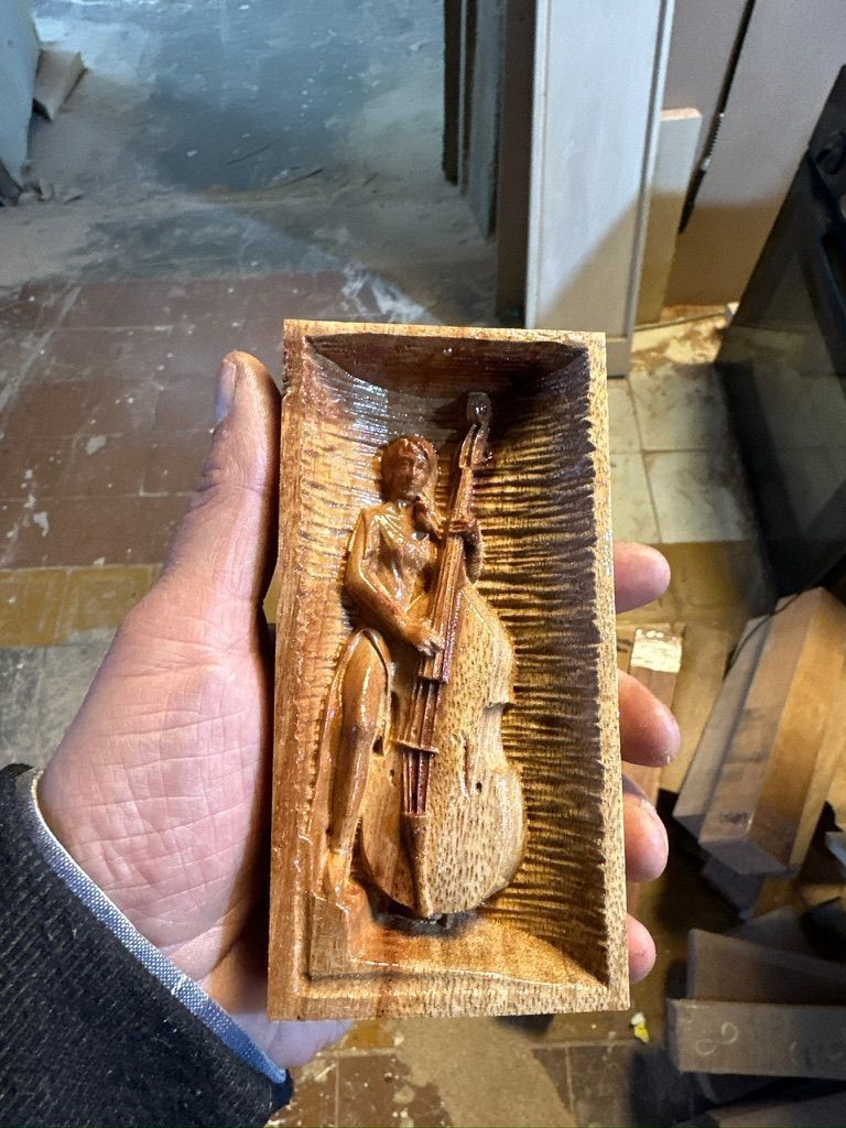 Девушка с контрабасом из заболони Железного дерева