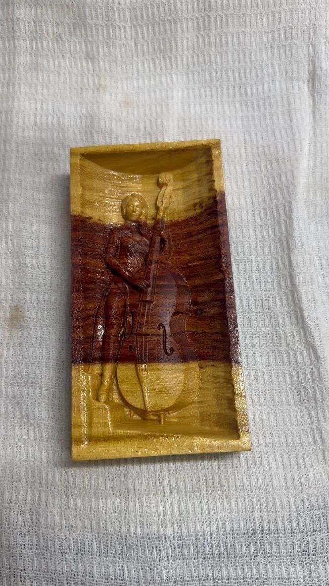 Девушка с контрабасом из Железного дерева