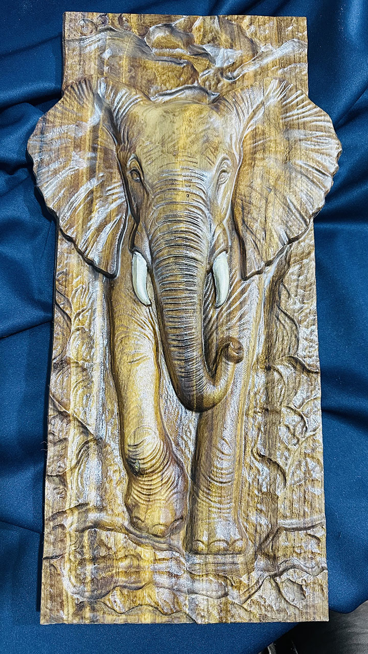 Панно "Идущий слон" из Грецкого Ореха