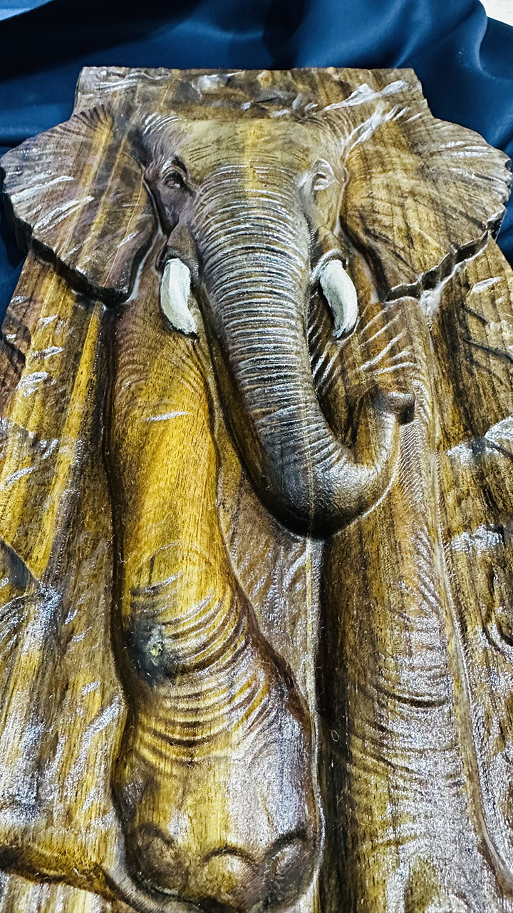 Панно "Идущий слон" из Грецкого Ореха